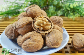 核桃皮發(fā)黑是怎么回事？核桃皮是黑色的能吃嗎？