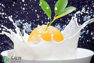 吃完橙子可以喝牛奶嗎？吃完橙子多久能喝牛奶？