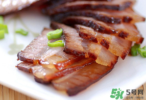 腌肉一斤放多少鹽？腌肉用什么鹽？