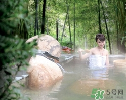 泡溫泉后要洗澡嗎？泡完溫泉后多久可以洗澡？