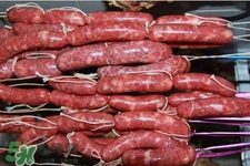 炒臘腸用先蒸熟嗎？臘腸不蒸直接炒行嗎？