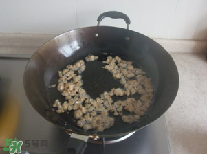 熬豬油為什么要加水？熬豬油水放多了怎么辦？