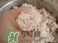 做藕丸子要放多少鹽？一斤藕做藕圓子放多少鹽合適？