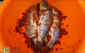 腌魚可以放白酒嗎？腌魚可以放料酒嗎？