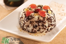 八寶飯什么時(shí)候吃？平?？梢猿园藢氾垎幔?></p><h3>八寶飯什么時(shí)候吃好</h3><p>八寶飯過(guò)年吃寓意吉祥平安。早期，八寶飯的制作工藝相當(dāng)繁復(fù)，用材講究，淳樸的老百姓還紛紛賦予了更多深意，民間也稱八寶飯與古代的八寶圖淵源頗深。所謂八寶，分別是玉魚、和合、鼓板、磬、龍門、靈芝、松、鶴八種祥瑞之物，有祈求吉祥平安之意。</p><p>有民俗專家認(rèn)為，八寶飯中的蓮子就是由和合，蓬頭笑臉的二位仙童轉(zhuǎn)化而來(lái)，他們一個(gè)拿著荷花，一個(gè)手捧六角盒子，象征婚姻和諧。依次下來(lái)，桂圓象征團(tuán)圓，金橘象征吉利，紅棗象征早生貴子，蜜櫻桃、蜜冬瓜象征甜甜蜜蜜，薏仁米則為仙鶴轉(zhuǎn)化而成，象征長(zhǎng)壽、高雅、純潔。瓜子仁像鼓板的變體，象征生活有規(guī)律，平安無(wú)災(zāi)禍。紅梅絲與龍門系同色，含鼓勵(lì)進(jìn)取、祝福順利之意。綠梅絲也寓意長(zhǎng)壽。同時(shí)，“八寶飯”好似一只“聚寶盆”，祝愿在新的一年里，全家能夠財(cái)源滾滾。</p><p style=