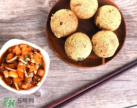 豆腐丸子要用面粉嗎？做豆腐丸子是用面粉還是淀粉？