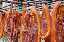 熏肉變黑了還能吃嗎？熏肉變黑是熏糊了嗎？