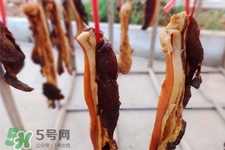 熏肉變黑了還能吃嗎？熏肉變黑是熏糊了嗎？