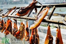 熏肉變黑了還能吃嗎？熏肉變黑是熏糊了嗎？