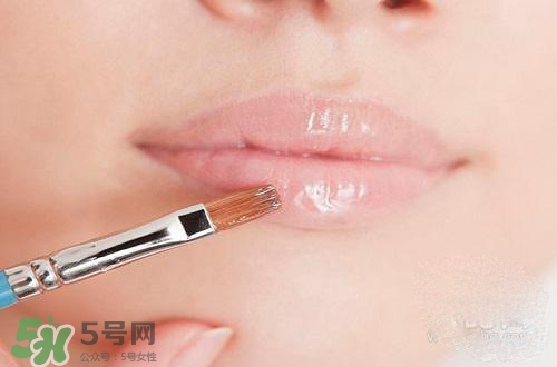 嘴唇干裂涂蜂蜜有用嗎？怎樣用蜂蜜改善嘴唇干裂？