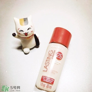 rimmel芮謎粉底液紅瓶藍(lán)瓶哪個好？rimmel粉底液紅藍(lán)瓶對比