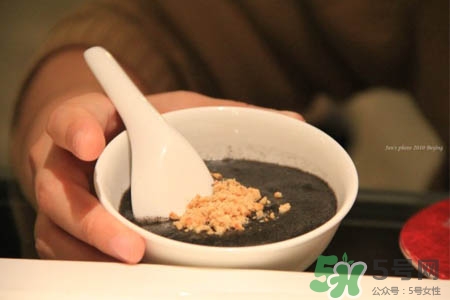 芝麻糊可以加蜂蜜嗎？芝麻糊和蜂蜜能一起吃嗎？