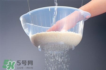 淘米水可以治白發(fā)嗎？淘米水洗頭發(fā)能治白發(fā)？