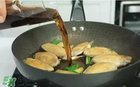 雞翅用熱水焯還是涼水？雞翅焯水冷水下鍋還是熱水？