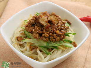 減肥可以吃炸醬面嗎？減肥期間吃炸醬面會(huì)胖嗎？
