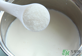 面糊用熱水還是涼水？面糊是用熱水調(diào)還是用涼水調(diào)？