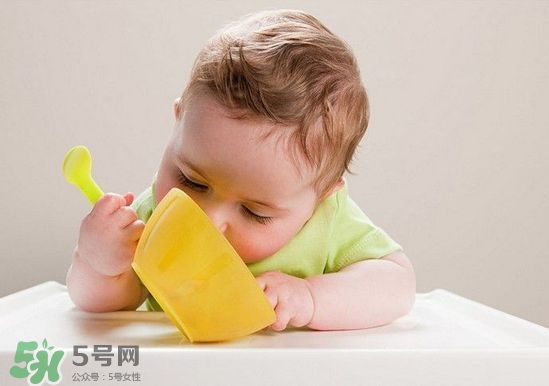 寶寶輔食一天吃幾次？寶寶每天吃輔食次數(shù)