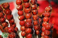 做糖葫蘆的紅色是什么？糖葫蘆外面紅色的是色素嗎？