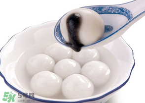 元宵面用涼水還是熱水？元宵是用熱水還是冷水調(diào)面粉？
