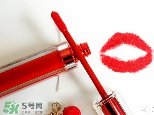 涂唇釉嘴唇干是怎么回事？涂唇釉嘴唇干怎么辦？