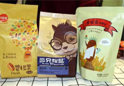 百草味和良品鋪?zhàn)幽膫€(gè)好？百草味和良品鋪?zhàn)訉?duì)比