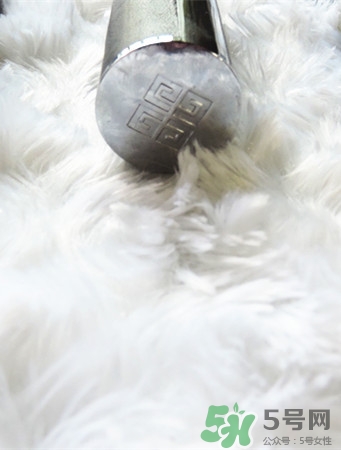 紀(jì)梵希小羊皮是啞光嗎？紀(jì)梵希小羊皮干不干？