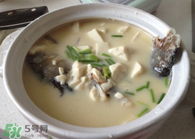 鯽魚湯怎么做才白？鯽魚湯怎么熬成奶白色？