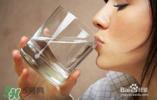 嘴唇干燥是什么原因？嘴唇干裂脫皮怎么辦？