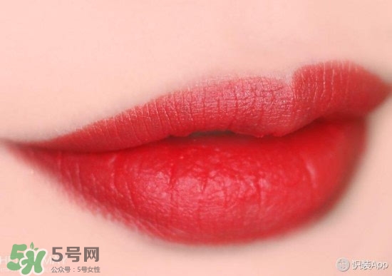 啞光口紅和珠光口紅哪個(gè)好？啞光口紅和珠光區(qū)別