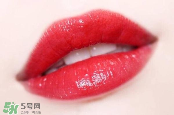ysl鏡面唇釉和黑管唇釉哪個(gè)好？ysl鏡面唇釉和黑管唇釉區(qū)別