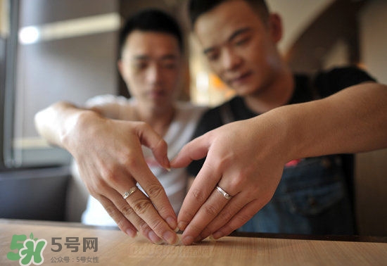 為什么同性戀都是帥哥？為什么同性戀容易的艾滋病呢