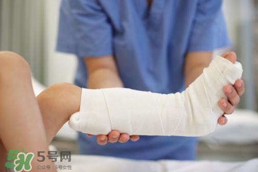 骨裂吃什么好得快？骨裂和骨折的區(qū)別