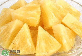 菠蘿削皮可以直接吃嗎？菠蘿削皮直接吃有毒嗎？
