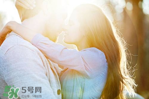 男人接吻時(shí)在想什么？男人接吻為什么伸舌頭