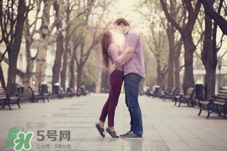 男人接吻時(shí)在想什么？男人接吻為什么伸舌頭