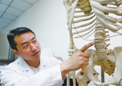 骨質(zhì)疏松會(huì)出現(xiàn)背痛嗎？骨質(zhì)疏松會(huì)引起后背疼嗎？
