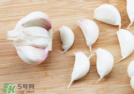 大蒜爛了一點還能吃嗎？大蒜爛根是怎么回事？