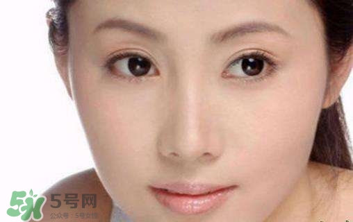 鼻子上擠出來的白色東西是什么？鼻子上的白色顆粒是什么？