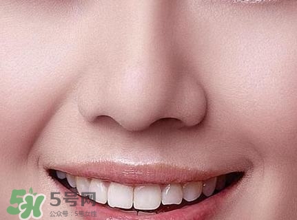 鼻子上擠出來的白色東西是什么？鼻子上的白色顆粒是什么？