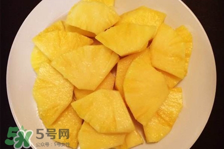口腔潰瘍能吃菠蘿嗎？吃菠蘿會(huì)導(dǎo)致口腔潰瘍嗎？