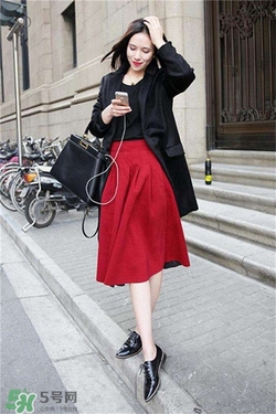 紅色衣服配什么顏色鞋子？紅色衣服配什么鞋子好看？
