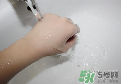 植村秀小燈泡584和784哪個(gè)白？植村秀小燈泡584和784對比