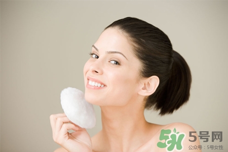 皮膚過敏能洗冷水澡嗎？過敏用冷水還是熱水洗澡？