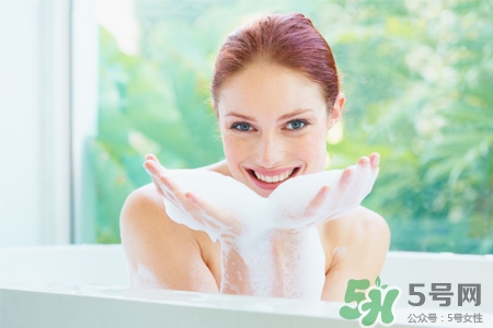 皮膚過敏能洗冷水澡嗎？過敏用冷水還是熱水洗澡？
