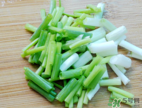 薺菜和蔥能一起吃嗎？薺菜餃子可以放蔥嗎？