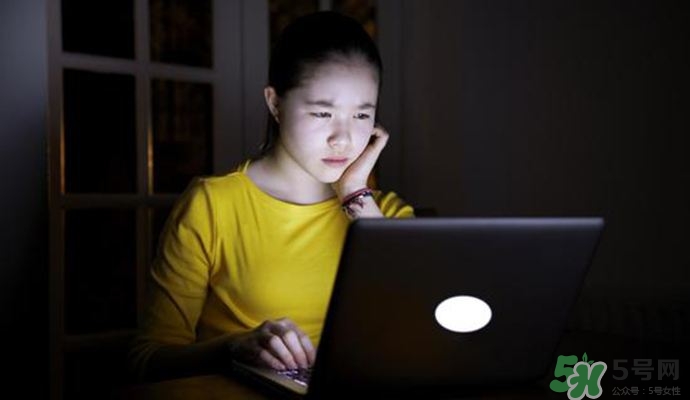 女人熬夜吃什么好？女人熬夜的危害有多大