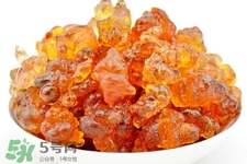 桃膠可以治療糖尿病嗎？桃膠能治什么?。?></p><p>5、治產(chǎn)后下痢赤白，里急后重疞痛：桃膠（焙干）、沉香、蒲黃（炒）各等分。為末。每服二錢，食前米飲下。</p><p>6、治虛熱作渴：桃膠如彈丸大，含之咽津。</p><p>7、治療胃痛、胃炎：取比黃豆粒大一點的桃膠清水洗凈，咀嚼碎碎的，溫開水送服，早晚各一次，堅持服用三十天，胃炎不再犯，吃任何涼東西胃不會再難受。</p><p style=