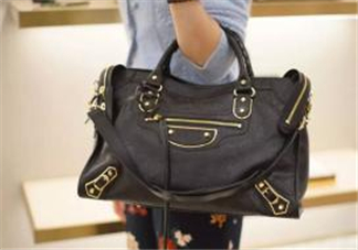 巴黎世家機(jī)車包正品多少錢？balenciaga機(jī)車包專柜價格