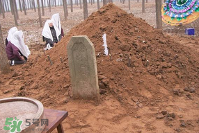 為什么新墳三年不能動土？新墳三年填土對誰不好？