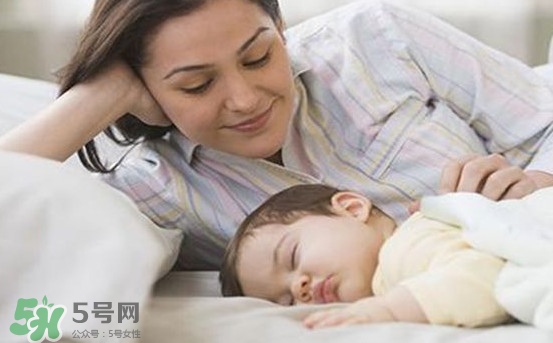 孩子為什么喜歡趴著睡覺？孩子為何老愛趴著睡